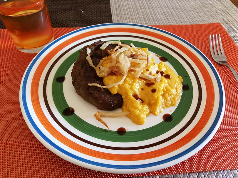 Bistecca di Seitan con crema di carote e mais