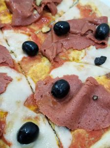 Pizza-con-rosandella-mozzarisella-e-olive-nere